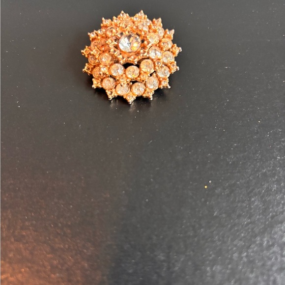 Elegant Vintage Gold Floral Brooch - Picture 6 of 7